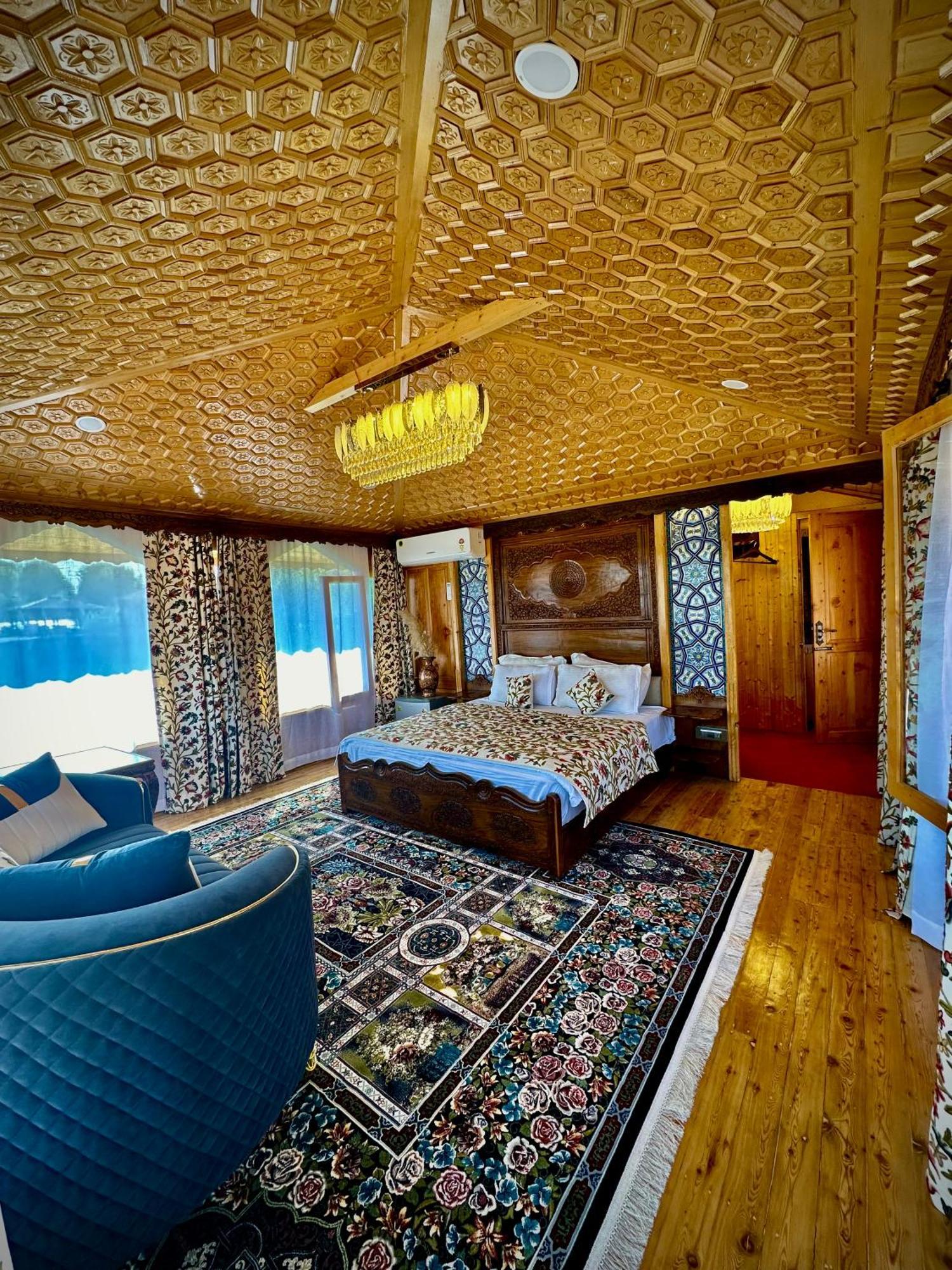 New Jacquline Heritage Houseboats Srīnagar Extérieur photo