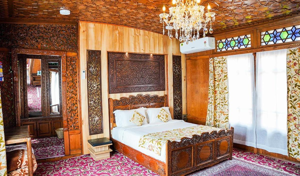 New Jacquline Heritage Houseboats Srīnagar Extérieur photo