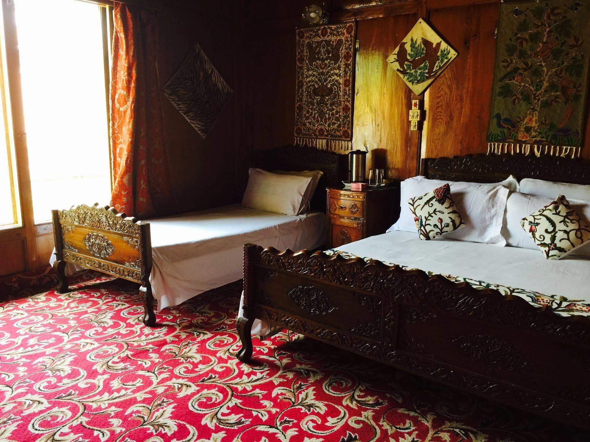 New Jacquline Heritage Houseboats Srīnagar Extérieur photo