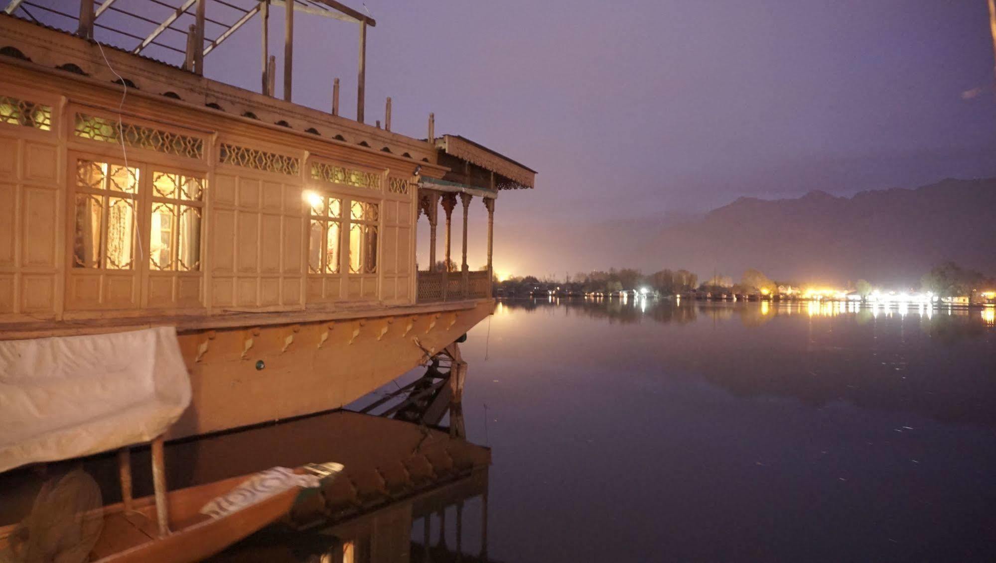 New Jacquline Heritage Houseboats Srīnagar Extérieur photo