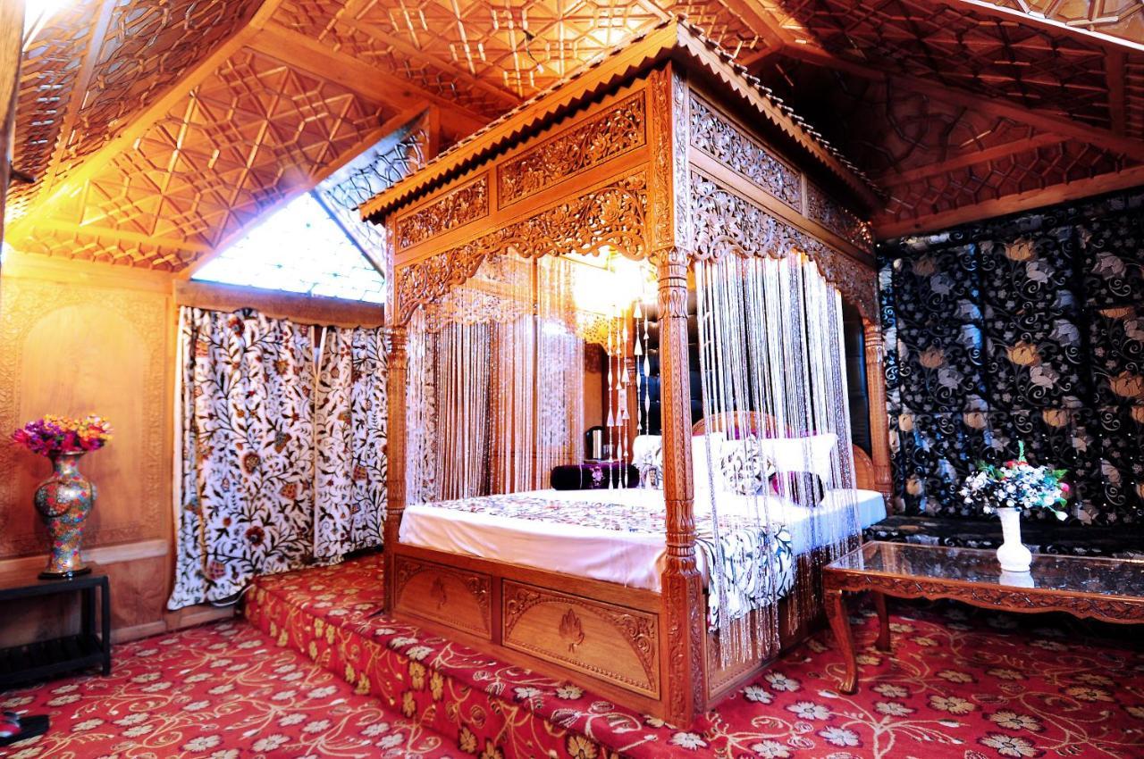 New Jacquline Heritage Houseboats Srīnagar Extérieur photo